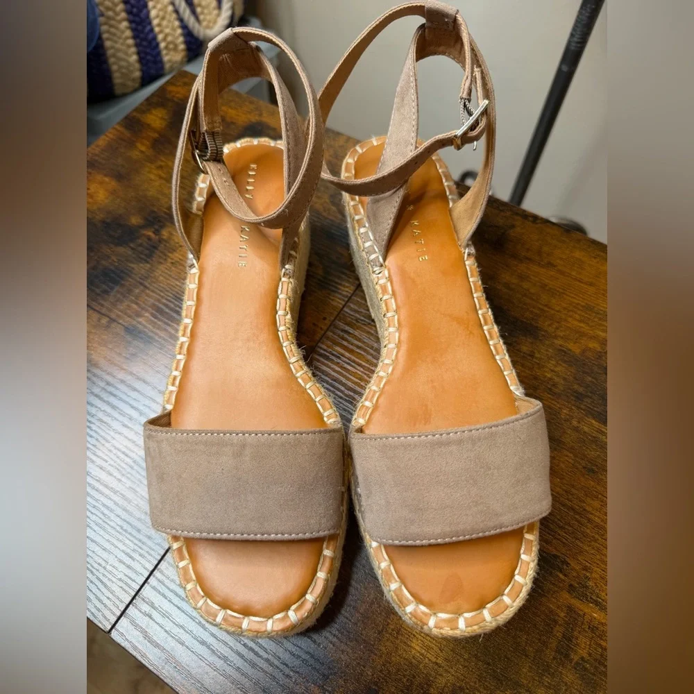 Kelly & Katie Faydrena espadrille wedge sandals microsuede strap size 9